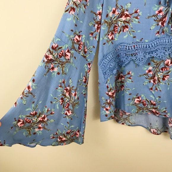 ASOS En Creme Boho Bell Sleeve Floral Top⭐️ - Picture 2 of 7